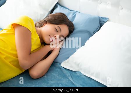 Schlafende und träumende Kinder. Kind liegt und schläft auf dem Bett. Kind Teenager schläft im Bett. Sleeper, Nickerchen Konzept. Stockfoto