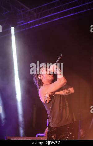 Piazza San Tommaso, Ortona, Italien, 22. Juli 2022, Irama spielt auf der Piazza San Tommaso - Ortona (CH) während des Irama - italienischen Sängers Musikkonzert Quelle: Live Media Publishing Group/Alamy Live News Stockfoto