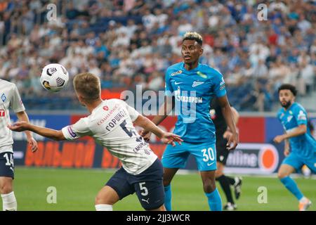 St. Petersburg, Russland. 22.. Juli 2022. Zander Mateo Cassierra Cabezas, allgemein bekannt als Mateo Cassierra (No.30) von Zenit und Juri Gorshkov (No.5) von Krylia Sovetov, die während des Fußballspiels der russischen Premier League zwischen Zenit Sankt Petersburg und Krylia Sovetov Samara in der Gazprom Arena in Aktion gesehen wurden. Endergebnis: Zenit 3:0 Krylia Sovetov. (Foto von Maksim Konstantinov/SOPA Images/Sipa USA) Quelle: SIPA USA/Alamy Live News Stockfoto