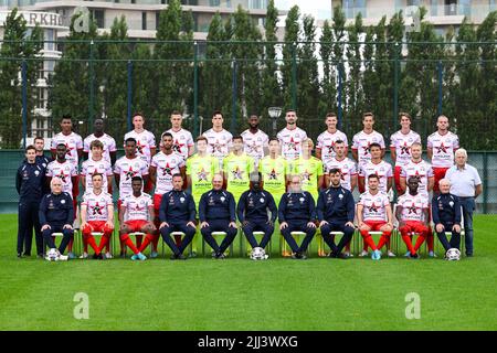 Essevees Spieler stehen in der hinteren Reihe von links nach rechts: Novatus Miroshi, Modou Tambedou, Oleksandr Drambaiev, Timothy Derijck, Bent Sormo, Abdulaye Sissako, Borja López, Nicolas Rommens, David Hubert, Lennert Hallaert, Laurens De Bock, mittlere Reihe von links nach rechts: Physiotherapeut Simon Cottens, Trainer Jarno De Vleeschauwer, Alieu Fadera, Lukas Willen, Youssuf Sylla, ZinhoGano, Sef Van Damme, Louis Bostyn, Sammy Bossut, Martijn Beernaert, Stan Braem, Jelle Vossen, Wout De Buyser, Vordere Reihe von links nach rechts: Materialmann Jean-Marie Moerman, Vigen Christensen Lasse, Mamadou Sangaré, vid Stockfoto