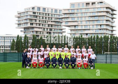 Essevees Spieler stehen in der hinteren Reihe von links nach rechts: Novatus Miroshi, Modou Tambedou, Oleksandr Drambaiev, Timothy Derijck, Bent Sormo, Abdulaye Sissako, Borja López, Nicolas Rommens, David Hubert, Lennert Hallaert, Laurens De Bock, mittlere Reihe von links nach rechts: Physiotherapeut Simon Cottens, Trainer Jarno De Vleeschauwer, Alieu Fadera, Lukas Willen, Youssuf Sylla, ZinhoGano, Sef Van Damme, Louis Bostyn, Sammy Bossut, Martijn Beernaert, Stan Braem, Jelle Vossen, Wout De Buyser, Vordere Reihe von links nach rechts: Materialmann Jean-Marie Moerman, Vigen Christensen Lasse, Mamadou Sangaré, vid Stockfoto