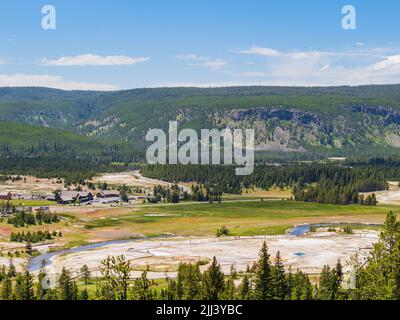 Luftaufnahme der Landschaft um Old Faithful Geysir in Wyoming Stockfoto