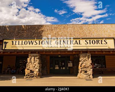 Wyoming, JUL 4 2022 - sonnige Außenansicht des Yellowstone General Store Stockfoto