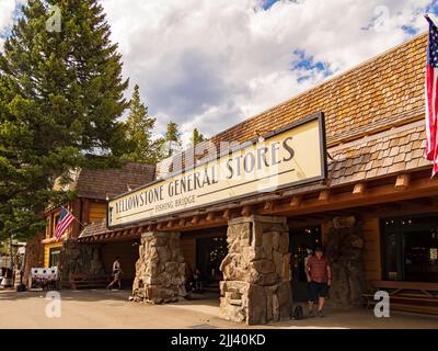 Wyoming, JUL 4 2022 - sonnige Außenansicht des Yellowstone General Store Stockfoto