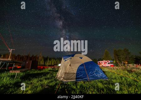 Wyoming, 4 2022. JULI - Nacht Milchstraße und Himmel über einem Zelt im Bridge Bay Campground Stockfoto