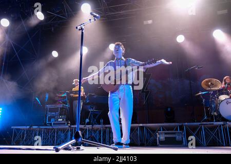 Mantua, Italien. 23.. Juli 2022. Der italienische Liedermacher Filippo Uttinacci kennt das Pseudonym Fulminacci während seiner Live-Konzerte in Mantua, in der Arena Bike-in für seine Tante Care cose Tour 2022 Credit: Roberto Tommasini/Alamy Live News Stockfoto