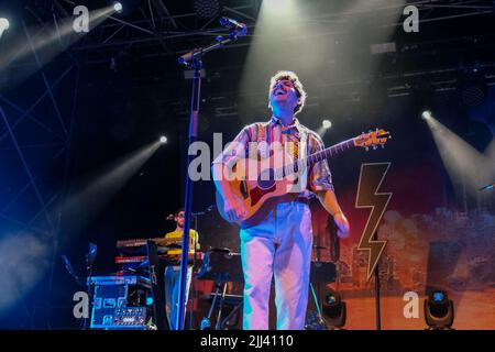 Mantua, Italien. 23.. Juli 2022. Der italienische Liedermacher Filippo Uttinacci kennt das Pseudonym Fulminacci während seiner Live-Konzerte in Mantua, in der Arena Bike-in für seine Tante Care cose Tour 2022 Credit: Roberto Tommasini/Alamy Live News Stockfoto