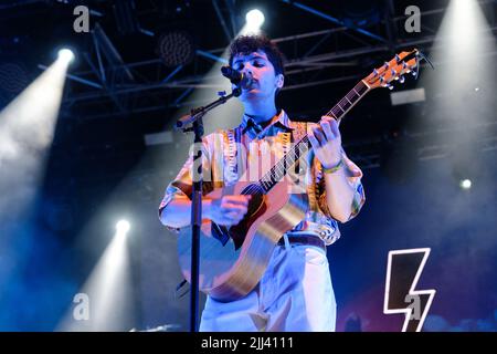 Mantua, Italien. 23.. Juli 2022. Der italienische Liedermacher Filippo Uttinacci kennt das Pseudonym Fulminacci während seiner Live-Konzerte in Mantua, in der Arena Bike-in für seine Tante Care cose Tour 2022 Credit: Roberto Tommasini/Alamy Live News Stockfoto