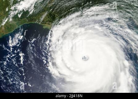 Hochauflösendes Wettersatellitenbild des Hurrikans Katrina, einem verheerenden Sturm der Kategorie 5, im Golf von Mexiko am 28. August 2005, kurz bevor er am frühen Morgen des 29. August in der Gegend von New Orleans, Louisiana, landeinstürze. (USA) Stockfoto