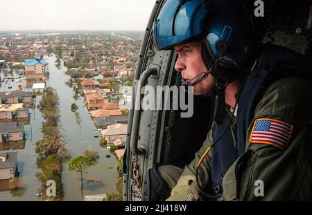 Shawn Beaty von der US-Küstenwache sucht nach Überlebenden nach dem Hurrikan Katrina am 30. August 2005 in New Orleans, Louisiana. Beaty, 29, aus Long Island, New York, ist Mitglied einer Hubschrauber-Rettungsmannschaft der Küstenwache HH-60 Jayhawk, die aus Clearwater, Florida, geschickt wurde, um bei Such- und Rettungsbemühungen zu helfen. Stockfoto