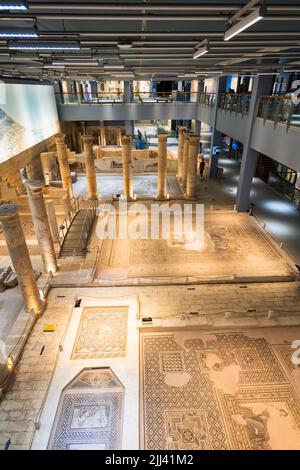 Gaziantep, Türkei - April 2022: Zeugma Mosaic Museum Interior in Gaziantep, Türkei. Museum der antiken Stadt Zeugma Stockfoto