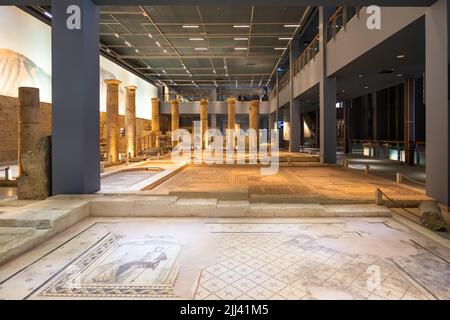 Gaziantep, Türkei - April 2022: Zeugma Mosaic Museum Interior in Gaziantep, Türkei. Museum der antiken Stadt Zeugma Stockfoto