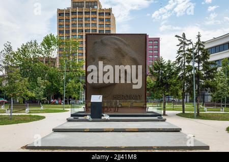 Pristina, Kosovo - 5. Juni 2022: Das Heroinat Memorial (HEROINAT), eine typografische Skulptur und Touristenattraktion in Pristina, Kosovo. Stockfoto