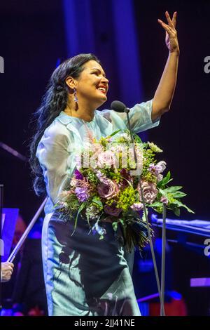 Regensburg, Deutschland. 22.. Juli 2022. Die russische Opernstar Anna Netrebko spielt während des Palastfestes im Innenhof des St. Emmeram Prinzen's Palace. Quelle: Armin Weigel/dpa/Alamy Live News Stockfoto