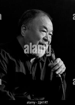 AI Weiwei beim Q&A nach der Vorführung von 'Ravilious: Drawn to war' im Arts Picturehaus, Cambridge Stockfoto