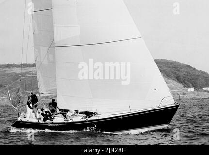 AJAXNETPHOTO. 10TH. AUGUST 1983. PLYMOUTH, ENGLAND. - ADMIRAL'S CUP - FASTNET - SHOCKWAVE, MITGLIED DES NEUSEELÄNDISCHEN YACHTING TEAMS, NÄHERT SICH DER ZIELLINIE DES 605-MEILEN-RENNENS. FOTO: JONATHAN EASTLAND/AJAX REF:340 222904 45 Stockfoto