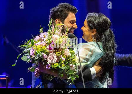 Regensburg, Deutschland. 22.. Juli 2022. Der russische Opernstar Anna Netrebko umarmt ihren Mann Yusif Eyvazov auf der Bühne während des Palastfestes im Innenhof des St. Emmeram Prince's Palace. Quelle: Armin Weigel/dpa/Alamy Live News Stockfoto