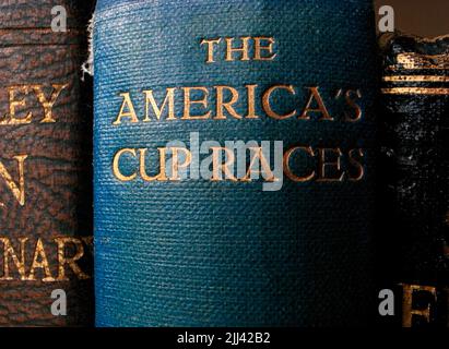 AJAXNETPHOTO. 2008. SOUTHAMPTON, ENGLAND. - GESCHICHTE DER YACHTRENNEN - WIRBELSÄULE DES BUCHES 'DIE AMERICA'S CUP-RENNEN' AMERICA'S CUP. URSPRÜNGLICH IM JAHR 1914 VERÖFFENTLICHT, DIE DEN ZEITRAUM 1851-1914 ABDECKT - EINE GESCHICHTE DER ÄLTESTEN INTERNATIONALEN SPORTTROPHÄE VON HERBERT LAWRENCE STONE (18. JANUAR 1871 – SEP 27, 1955), EINEM AMERIKANISCHEN HERAUSGEBER UND HERAUSGEBER DES YACHTING-MAGAZINS 1908-52. FOTO: JONATHAN EASTLAND/AJAXREF:GR80203 516 Stockfoto