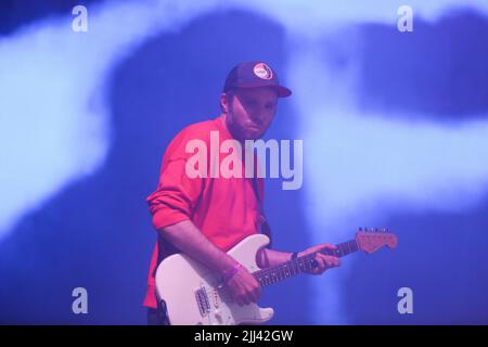 Jodrell Bank, Che-Hire, Großbritannien. 22.. Juli 2022. Die Sängerin und Songwriterin Jane Weaver tritt auf der Orbitt-Bühne beim Bluedot 2022 Festival im Jodrell Bank Observatory, Cheshire, live auf. Stockfoto