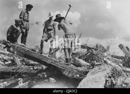 Pazifikkrieg, 1941-1945. Alliierte Truppen, die von den eindringenden Japanern als Kriegsgefangene genommen wurden, leisten unter dem Befehl ihrer neuen Entführer manuelle Arbeit. Circa 1942. Stockfoto