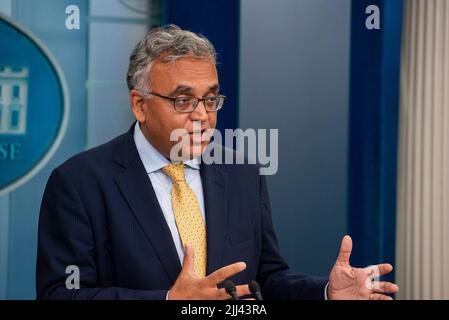 Washington DC, USA. 22.. Juli 2022. COVID-19 Response Coordinator Dr. Ashish Jha beantwortet Fragen zur aktuellen Gesundheit des US-Präsidenten Joe Biden während einer Pressekonferenz im Weißen Haus in Washington, DC, am Freitag, den 22. Juli 2022. Der Präsident der Vereinigten Staaten, Joe Biden, testete kürzlich einen positiven Test für COVID-19. Quelle: Rod Lamkey/Pool via CNP /MediaPunch Quelle: MediaPunch Inc/Alamy Live News Stockfoto