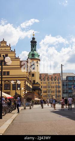 Leipzig, Deutschland - 25. Juni 2022: Das alte Rathaus am Marktplatz mit vielen Touristen auf der Straße. Blauer Himmel über der sächsischen Stadt. Das historische Stockfoto