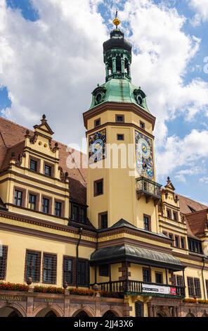 Leipzig, Deutschland - 02. Juli 2022: Das alte Rathaus oder Rathaus an einem sonnigen Tag. Durch die Verwendung von alten Fundamenten hat das Gebäude eine Biegung an der Anlage Stockfoto