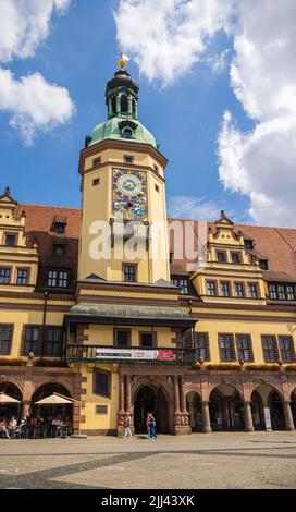 Leipzig, Deutschland - 02. Juli 2022: Das alte Rathaus oder Rathaus an einem sonnigen Tag. Durch die Verwendung von alten Fundamenten hat das Gebäude eine Biegung an der Anlage Stockfoto