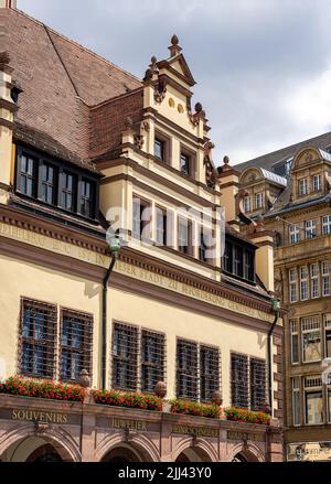 Leipzig, Deutschland - 02. Juli 2022: Das alte Rathaus oder Rathaus an einem sonnigen Tag. Durch die Verwendung von alten Fundamenten hat das Gebäude eine Biegung an der Anlage Stockfoto