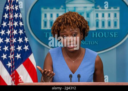 Washington DC, USA. 22.. Juli 2022. Die Pressesprecherin des Weißen Hauses, Karine Jean-Pierre, beantwortet die Fragen von Reportern während einer Pressekonferenz im Weißen Haus in Washington, DC, am Freitag, den 22. Juli 2022. Quelle: Rod Lamkey/Pool via CNP /MediaPunch Quelle: MediaPunch Inc/Alamy Live News Stockfoto