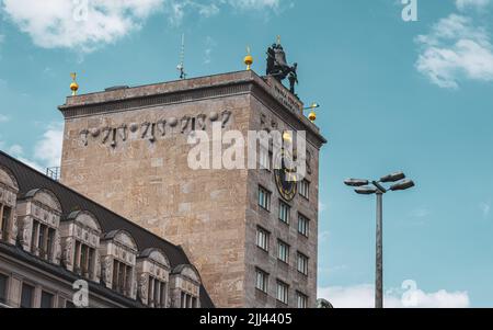 Leipzig, Deutschland - 25. Juni 2022: Das Krochhochhaus in Leipzig war der erste Wolkenkratzer der Stadt. Das Gebäude aus Stahlbeton, als Uhr konzipiert Stockfoto
