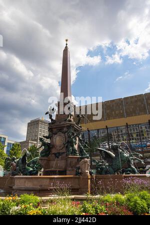 Leipzig, Deutschland - 25. Juni 2022: Der Mendebrunnen am Augustusplatz. Der Wasserbrunnen vor dem Gewandhaus. Bronzefigur sind gruppiert ar Stockfoto