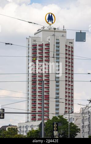 Leipzig, Deutschland - 25. Juni 2022: Das Hochhaus Wintergartenstraße (Wolkenkratzer Wintergartenstraße). Es ist ein seltenes Zeugnis des architektonischen Hi Stockfoto