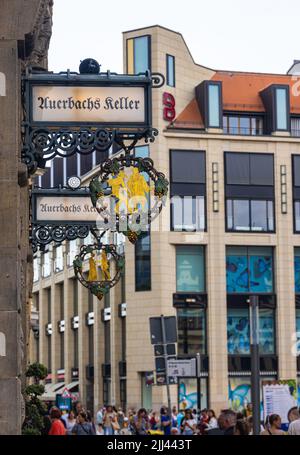 Leipzig, Deutschland - 25. Juni 2022: Eingang zur Mädlerpassage mit dem wohl berühmtesten Restaurant der Stadt, dem Auerbachs Keller, der ein Stockfoto