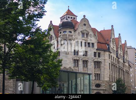 Leipzig, Deutschland - 25. Juni 2022: Das neue Leipziger Rathaus, Sitz des Oberbürgermeisters. Wahrzeichen erbaut 1905 aus Muschelkalk mit dem Turmvisibl Stockfoto