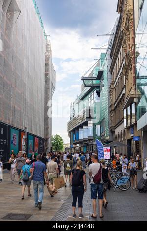 Leipzig, Deutschland - 25. Juni 2022: Blick auf die Stadt oder die Straße entlang der Petersstraße. Touristen und Einheimische bummeln entlang der asphaltierten Straße oder gehen einkaufen. Der Stockfoto