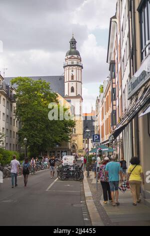 Leipzig, Deutschland - 25. Juni 2022: Thomaskirche oder Thomaskirche. Der Komponist Johann Sebastian Bach arbeitete hier als Kapellmeister. Blick entlang Stockfoto