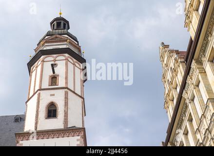 Leipzig, Deutschland - 25. Juni 2022: Die Thomaskirche oder auf deutsch die Thomaskirche. Der Komponist Johann Sebastian Bach arbeitete hier als Kapellmeister Stockfoto