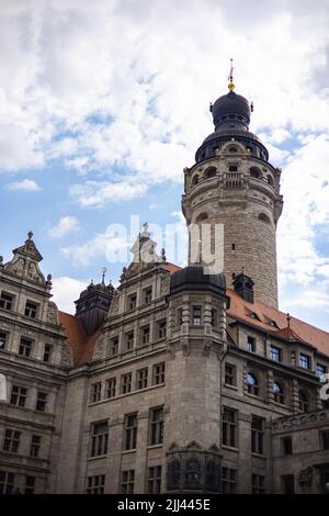 Leipzig, Deutschland - 25. Juni 2022: Das neue Leipziger Rathaus, Sitz des Oberbürgermeisters. Wahrzeichen erbaut 1905 aus Muschelkalk mit dem Turmvisibl Stockfoto