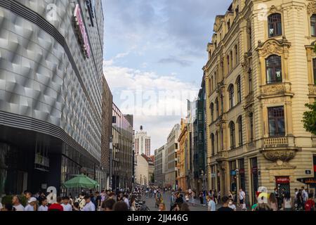 Leipzig, 25. Juni 2022: Blick durch den Brühl vorbei am Kaufhaus 'Hoefe am Brühl', umgangssprachlich 'Blechdose' genannt. Einkaufszentrum Stockfoto