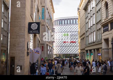 Leipzig, Deutschland - 25. Juni 2022: Blick durch die Hainstraße zum Kaufhaus 'Höfe am Brühl' oder auch Zinndose genannt. Einkaufszentrum in Leipzig Stockfoto