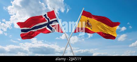 Zwei gekreuzte Flaggen Spanien und Norwegen winken im Wind bei bewölktem Himmel. Konzept der Beziehung, des Dialogs, des Reisens zwischen zwei Ländern. 3D Abbildung Stockfoto