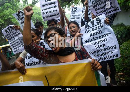 Neu-Delhi, Indien. 22.. Juli 2022. Studentenaktivisten von Krantikari Yuva Sangathan (KYS) rufen vor dem Büro der Vereinten Nationen (UN) in Neu-Delhi Parolen auf, als sie ankamen, um ein Memorandum gegen die Verhaftung von srilankischen Aktivisten und die Razzia auf der wichtigsten regierungsfeindlichen Proteststelle in Sri Lanka einzureichen. (Foto: Kabir Jhangiani/Pacific Press) Quelle: Pacific Press Media Production Corp./Alamy Live News Stockfoto