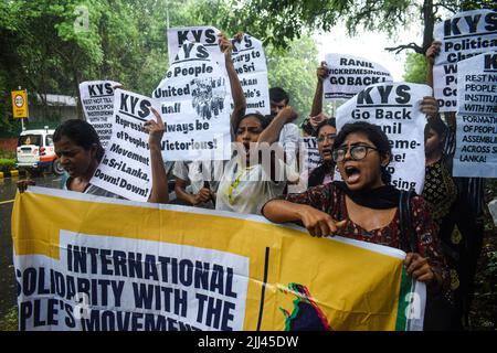 Neu-Delhi, Indien. 22.. Juli 2022. Studentenaktivisten von Krantikari Yuva Sangathan (KYS) rufen vor dem Büro der Vereinten Nationen (UN) in Neu-Delhi Parolen auf, als sie ankamen, um ein Memorandum gegen die Verhaftung von srilankischen Aktivisten und die Razzia auf der wichtigsten regierungsfeindlichen Proteststelle in Sri Lanka einzureichen. (Foto: Kabir Jhangiani/Pacific Press) Quelle: Pacific Press Media Production Corp./Alamy Live News Stockfoto