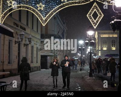 Bild der Belgrader Weihnachtsdekoration auf der Kneza Mihailova Straße in der Nacht mit einer Menge Fußgänger zu Fuß, in Belgrad, Serbien. Stockfoto