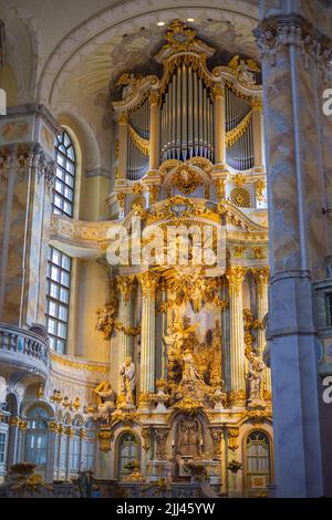 Dresden, Deutschland - 28. Juni 2022: Im Inneren der Frauenkirche Dresden. Goldenes Interieur mit Altaransicht in der rekonstruierten Prote Stockfoto