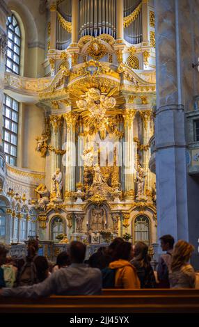 Dresden, Deutschland - 28. Juni 2022: Im Inneren der Frauenkirche Dresden. Goldenes Interieur mit Altaransicht in der rekonstruierten Prote Stockfoto