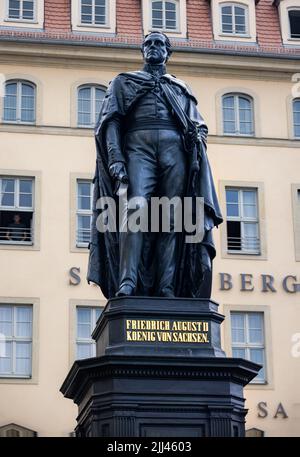 Dresden, 28. Juni 2022: Statue von Friedrich August II. Auf dem Dresdner Neumarkt vor dem berühmten Steigenberger Hotel de Saxe. Denkmal von Stockfoto