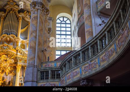 Dresden, Deutschland - 28. Juni 2022: Im Inneren der Frauenkirche Dresden. Goldenes Interieur mit Altaransicht in der rekonstruierten Prote Stockfoto