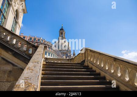 Dresden, Deutschland - 28. Juni 2022: Die Eingangstreppe zum Verkehrsmuseum mit der Kuppel der Frauenkirche Stockfoto